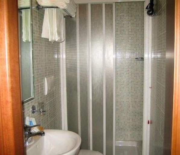 Bathroom 4, Hotel Maryelen, Rome