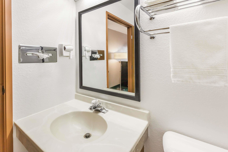 Bathroom 5, Super 8 by Wyndham Ionia MI, Ionia