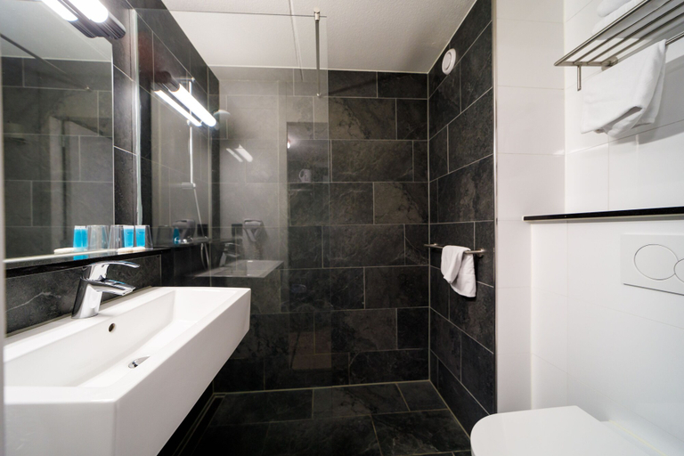 Bathroom 5, Bastion Hotel Maastricht Centrum, Maastricht
