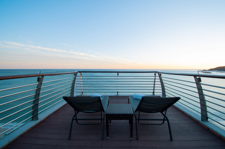 Exterior & Views 14