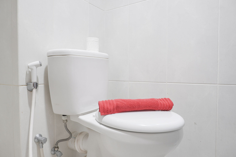 Bathroom 5, Cozy Studio Room at Evenciio Margonda Apartment By Travelio, Depok