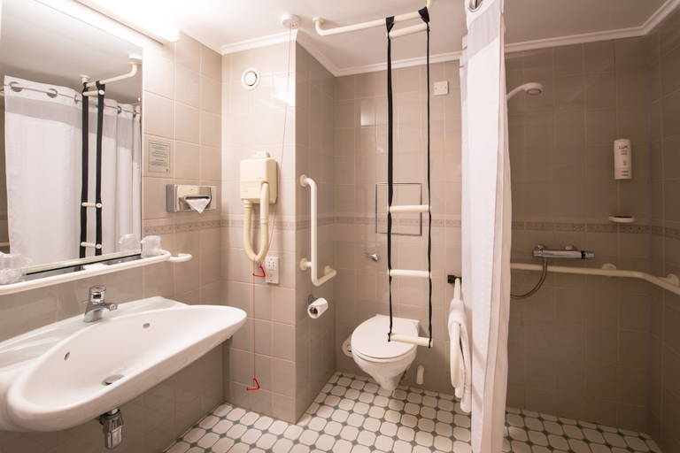 Bathroom 3, Holiday Inn NORTHAMPTON by IHG, Northamptonshire