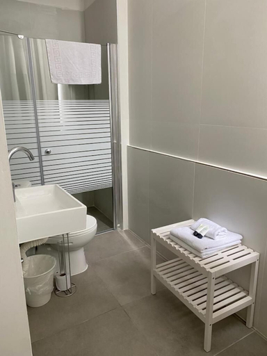 Bathroom 5, Eden Hotel