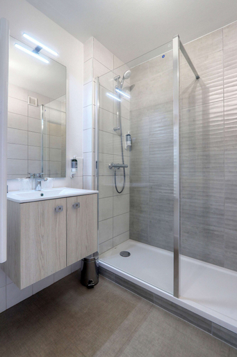Bathroom 5, Best Western Hotel Le Bellevue, Morbihan