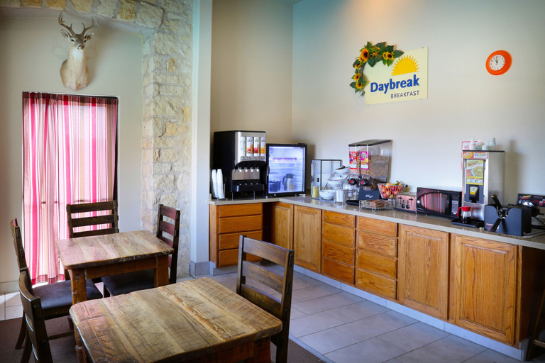 Food & Drinks 5, Days Inn & Suites by Wyndham Llano, Llano