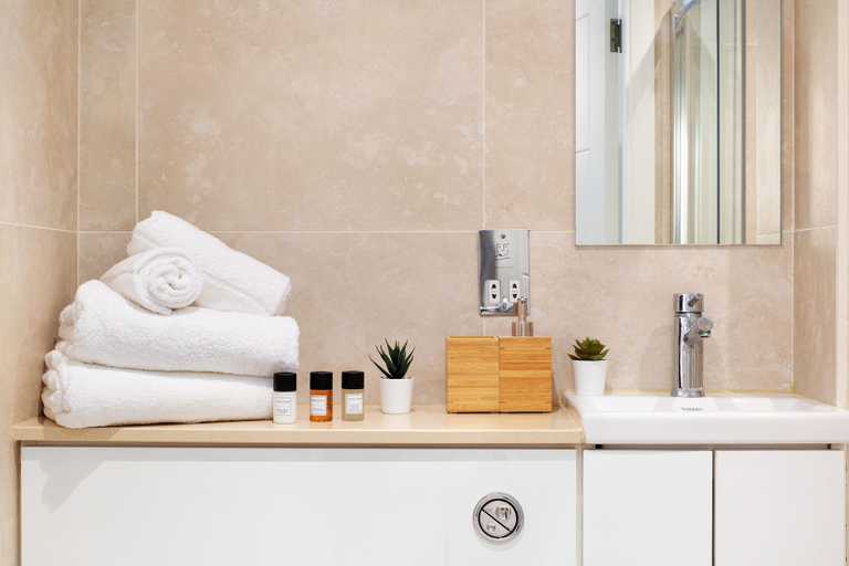 Bathroom 4, One Bed Serviced Apt near Holborn in Chancery Lane, London
