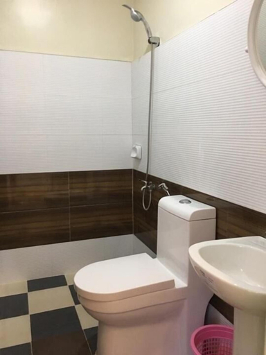 Bathroom 3, Gravino Pension House, Oslob