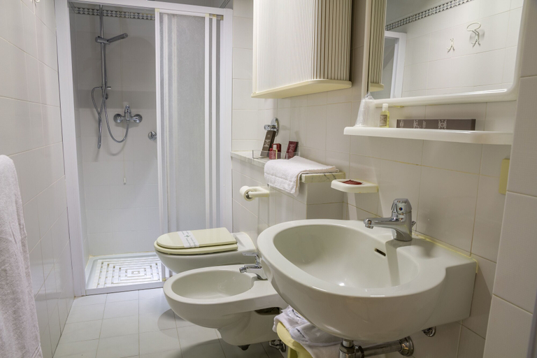 Bathroom 4, Hotel Italia, Pavia