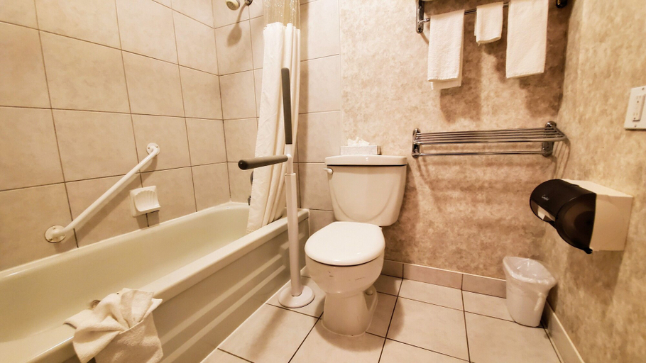 Bathroom 4, Days Inn & Conference Centre by Wyndham Penticton, Okanagan-Similkameen
