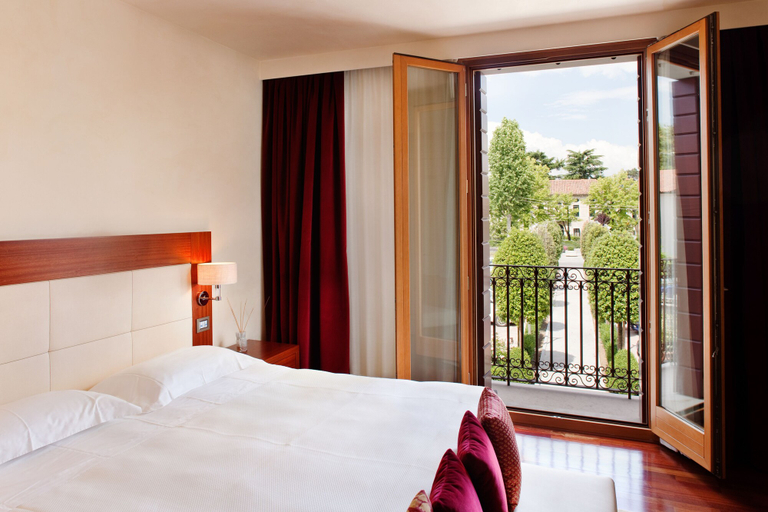 Bedroom 2, Al Tezzon Hotel, Padua