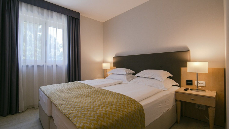 Bedroom 3, Aparthotel Flora, Tučepi