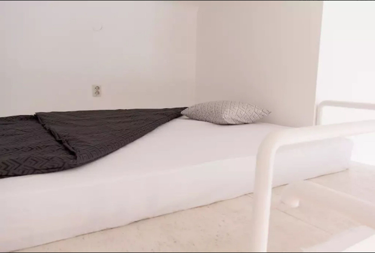 Bedroom 2, Incredible Ernesto I, Budapesti