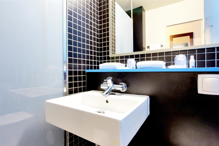 Bathroom 5, Kyriad Viry Chatillon, Essonne
