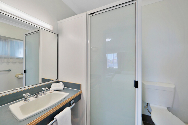 Bathroom 3, Oscar Motel, Bundaberg