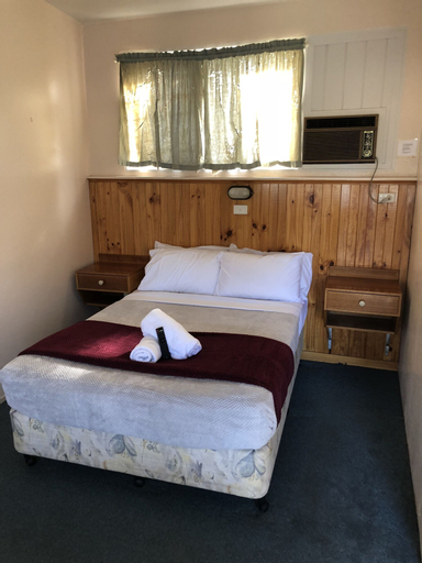 Bedroom 3, Green Door Motel, Albury