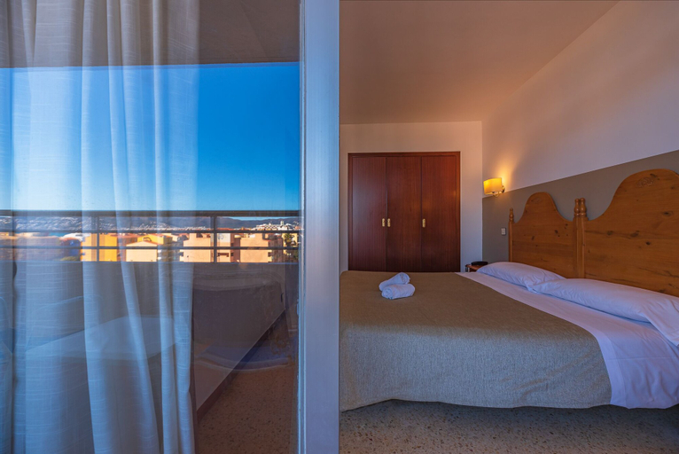 Bedroom 3, Xon's Platja ApartHotel, Girona
