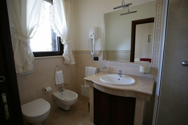 Bathroom 3, Hotel Tesoretto, Lecce
