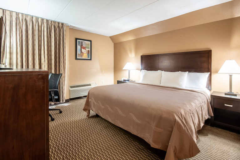 Bedroom 3, Quality Inn & Suites Cincinnati Uptown Norwood, Cincinnati