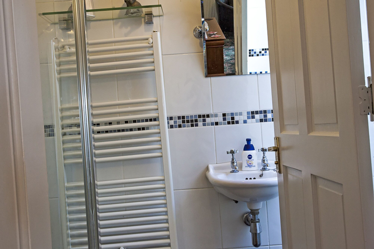 Bathroom 4, Bank Guest House, Highland