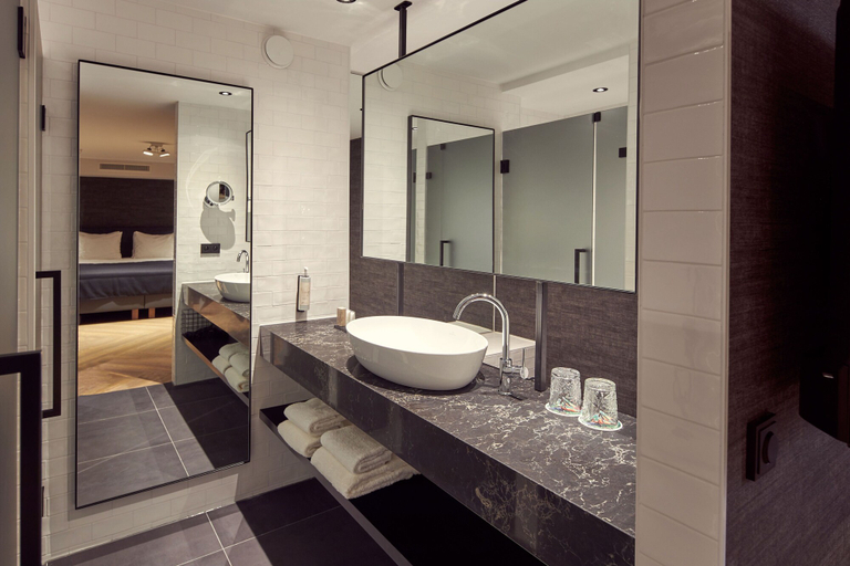 Bathroom 5, Van der Valk Hotel Antwerpen, Antwerpen