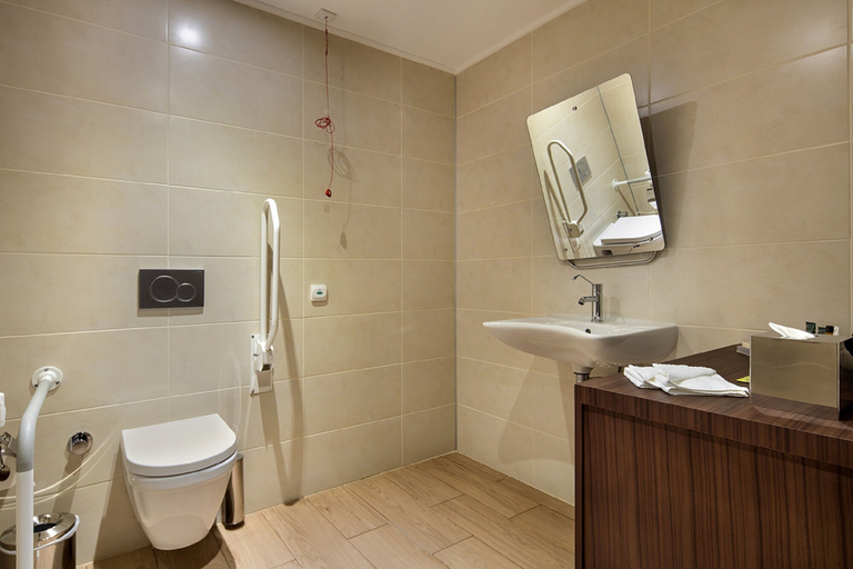 Bathroom 5, Hilton Garden Inn Izmir Bayrakli, Karşıyaka