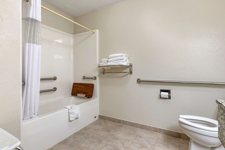 Bathroom 5, Quality Inn Creston, Union
