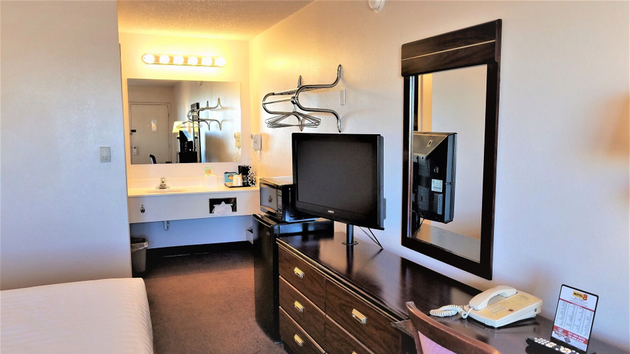 Bedroom 3, Motel 8 Laramie, Albany