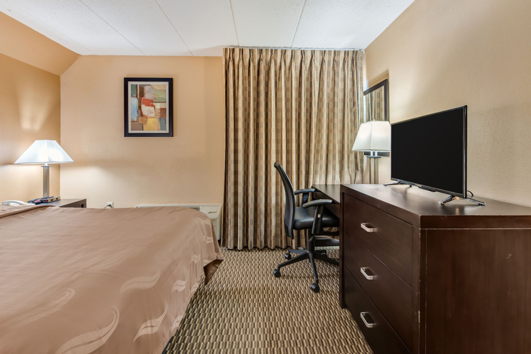 Bedroom 3, Quality Inn & Suites Cincinnati Uptown Norwood, Cincinnati