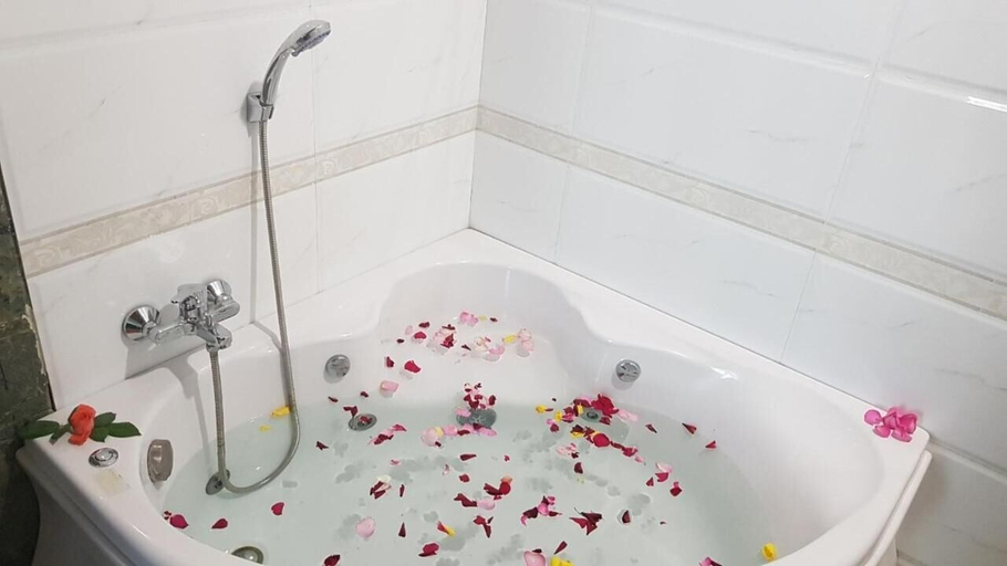 Bathroom 3, Shwe Kyun Hotel, Taunggye
