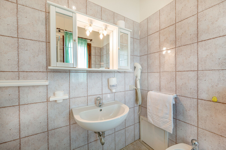 Bathroom 5, Marina Manna Hotel & Club Village, Sassari