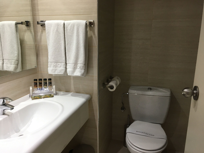 Bathroom 5, Avanti Hotel