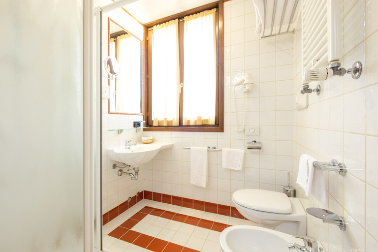 Bathroom 5, Wine Hotel San Giacomo Activity & Wellness, Treviso