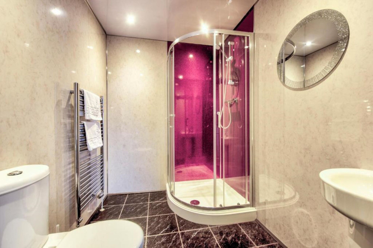Bathroom 3, The Castle Hotel, Northumberland