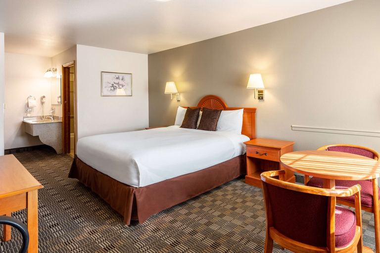 Bedroom 3, Americas Best Value Inn Burns, Harney