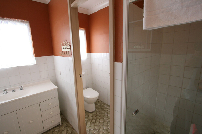 Bathroom 4, Lake Edge Holiday Units, Shoalhaven - Pt B
