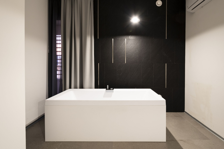 Bathroom 5, Alkamuri Posh Hotel & Spa, Trapani