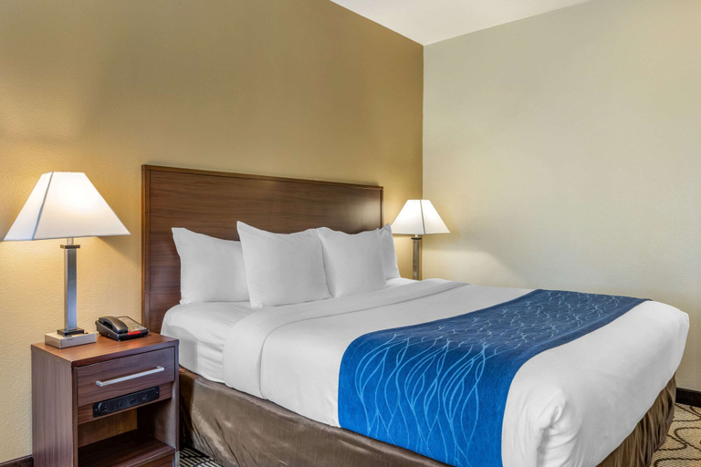 Bedroom 3, Comfort Inn & Suites Orange County John Wayne Airport, Orange
