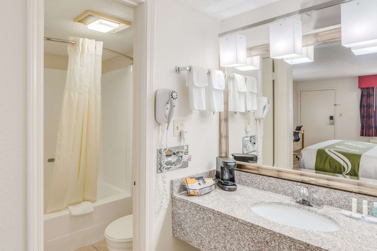 Bathroom 5, Quality Inn & Suites Hot Springs-Lake Hamilton, Garland