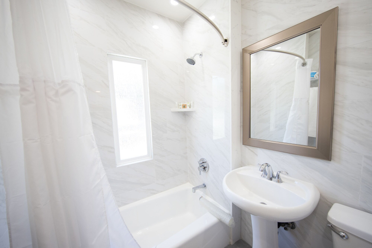 Bathroom 5, Wilshire Crest Hotel Los Angeles, Los Angeles