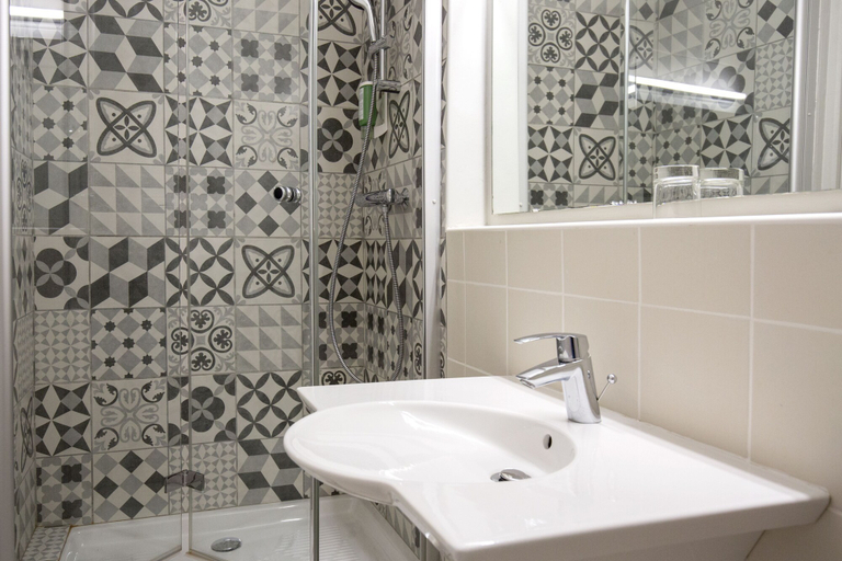 Bathroom 4, Hôtel Raymond 4 Toulouse, Haute-Garonne