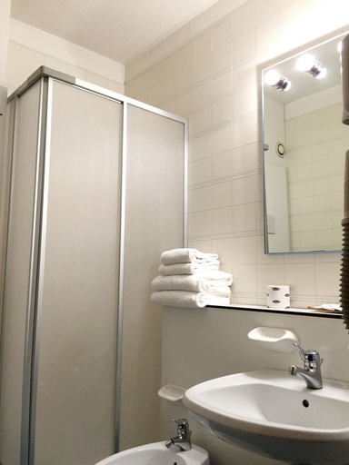 Bathroom 4, I ciliegi, Florence