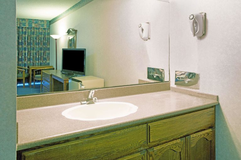 Bathroom 3, Travelodge by Wyndham Ocean Front, Orange