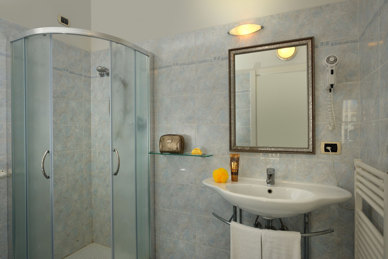 Bathroom 5, Hotel Gaston, Rimini