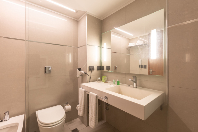 Bathroom 4, Yrigoyen 111 Hotel, Capital