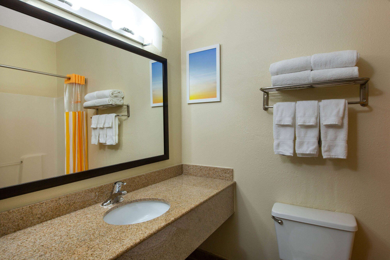 Bathroom 5, La Quinta Inn by Wyndham Lincoln, Nebraska, Lancaster