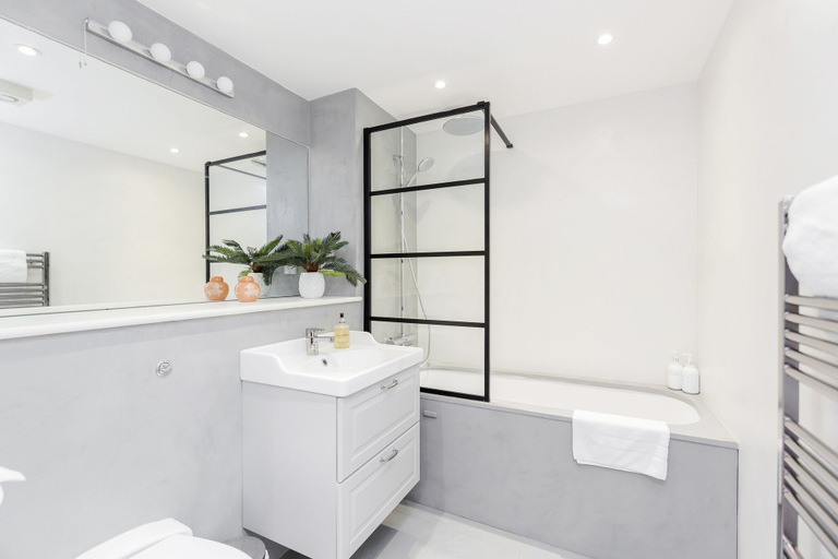 Bathroom 3, The Bateman's Shoreditch 2 Bed Flat by BaseToGo, London