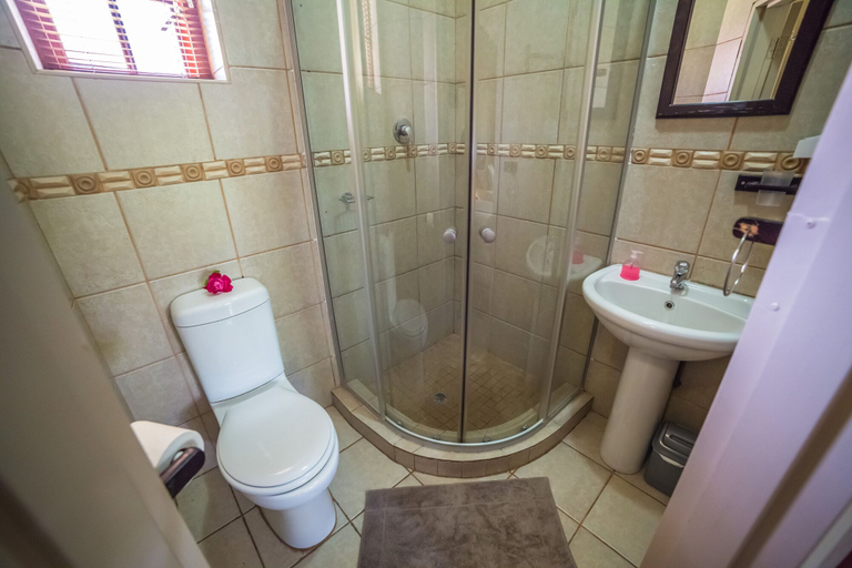 Bathroom 3, Beryl1 Guest House, Dr Kenneth Kaunda