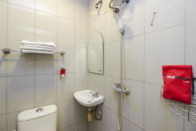 Bathroom 3, RedDoorz near Bethesda Manado, Manado