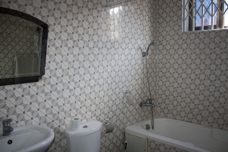 Bathroom 3, Peemarys Hotel, Tema