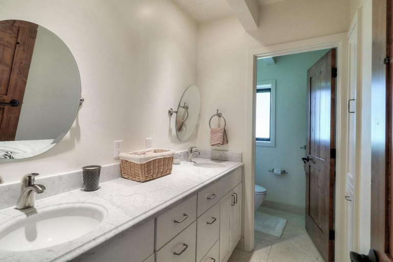 Bathroom 4, LX 57: Weathertop Rustic Ranch in Carmel With Luxury Amenities, Monterey